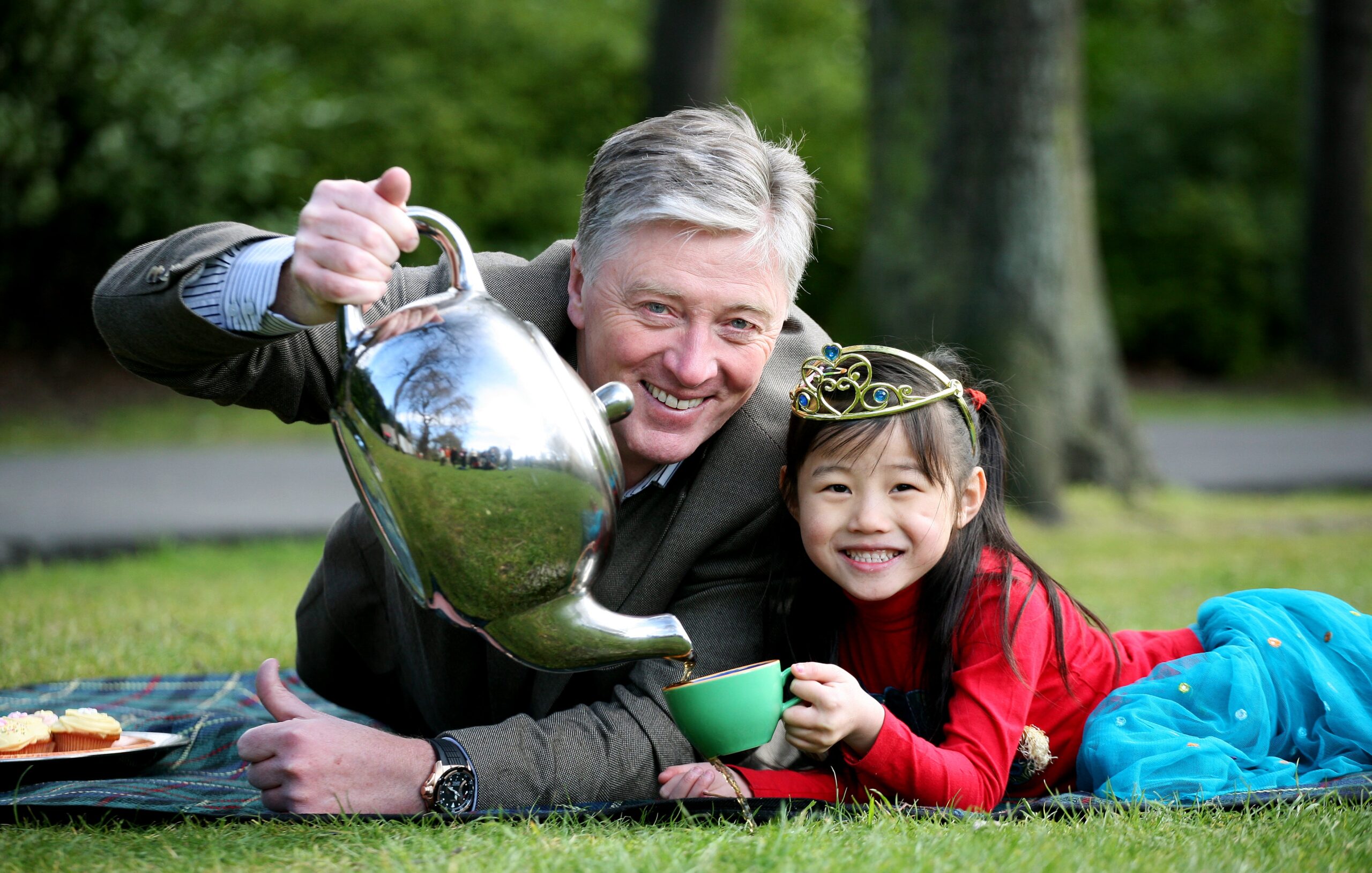 Pat Kenny pours a cup of tea for a girl